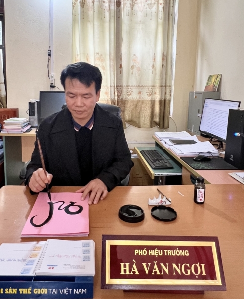 Người “thổi hồn” vào nét chữ dân tộc Thái