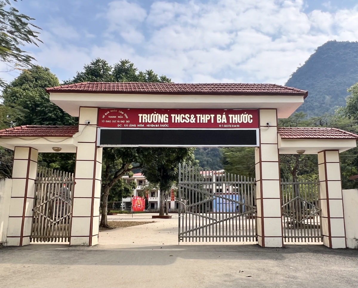 Người “thổi hồn” vào nét chữ dân tộc Thái