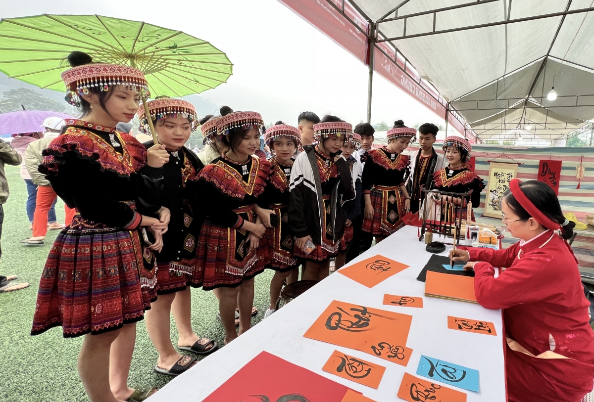 Người “thổi hồn” vào nét chữ dân tộc Thái