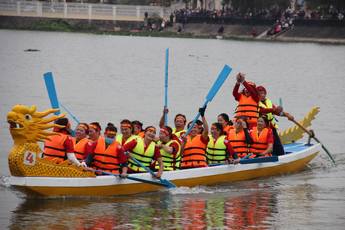 Tưng bừng lễ hội đua thuyền rồng truyền thống trên sông Đa Độ