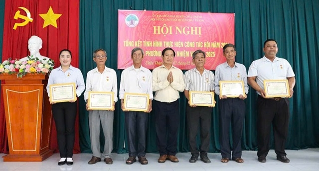  Lãnh đạo Hội NCT tỉnh An Giang trao kỉ niệm chương “Vì sự nghiệp bảo vệ, chăm sóc và phát huy vai trò NCT Việt Nam” ở huyện Châu Thành.
