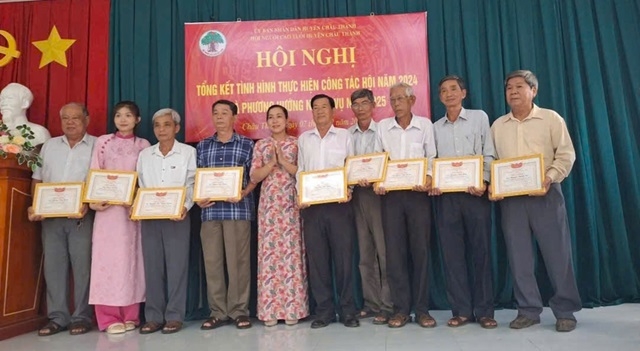  Hội NCT tỉnh An Giang khen thưởng NCT có thành tích xuất sắc trong phong trào “Tuổi cao - Gương sáng” ở huyện Châu Thành.