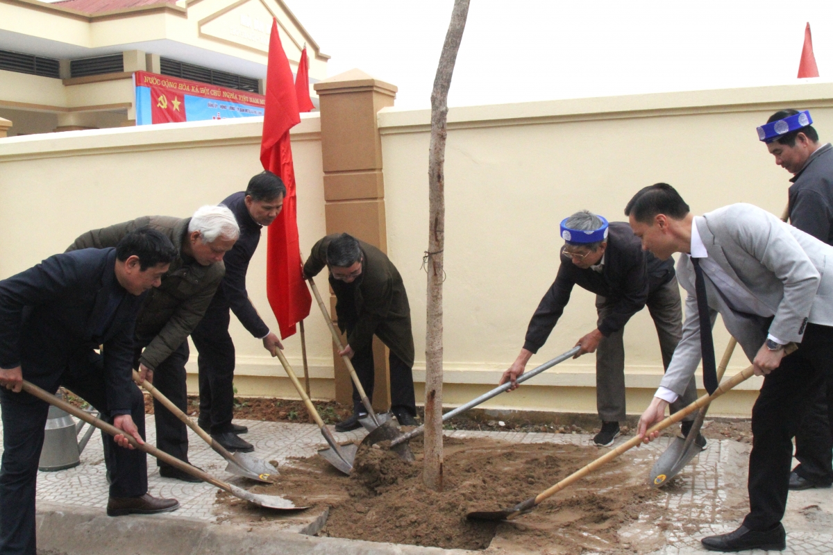 Chủ tịch Hội NCT TP Hà Nội Nguyễn Thế Toàn cùng lãnh đạo địa phương và NCT tham gia trồng cây