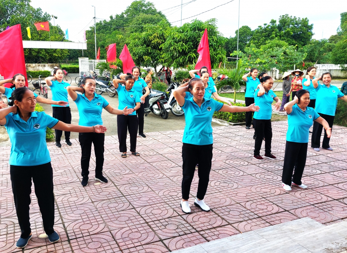 Các thành viên CLB DSTT đồng diễn tại Lễ Tổng kết CLB Liên thế hệ tự giúp nhau số 9, thôn Lâm Phú Thịnh, xã Xuân Liên