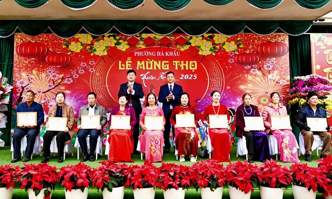 Mùa Xuân thêm ấm tình người cao tuổi