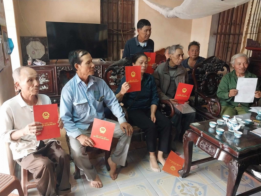 Các hộ dân trình bày về đất canh tác đã được cấp sổ đỏ, nay bị thu hồi vào Dự án Khu tái định cư thôn Nhạn Tháp.