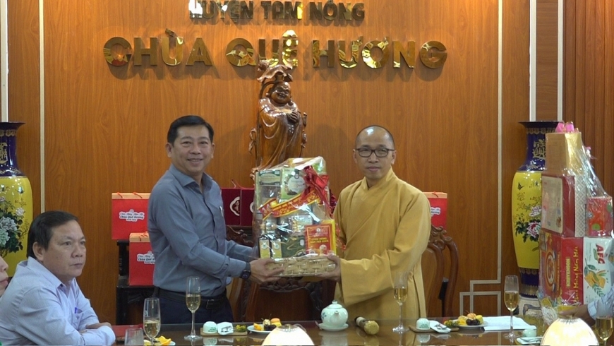 Chu tich UBND huyen Tam Nong tang qua chuc Tet At Ty Thuong toa Thich Phuoc Hue