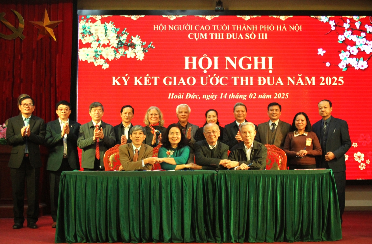 Lãnh đạo Hội NCT các huyện kí giao ước thi đua, quyết tâm hoàn thành tốt nhiệm vụ năm 2025