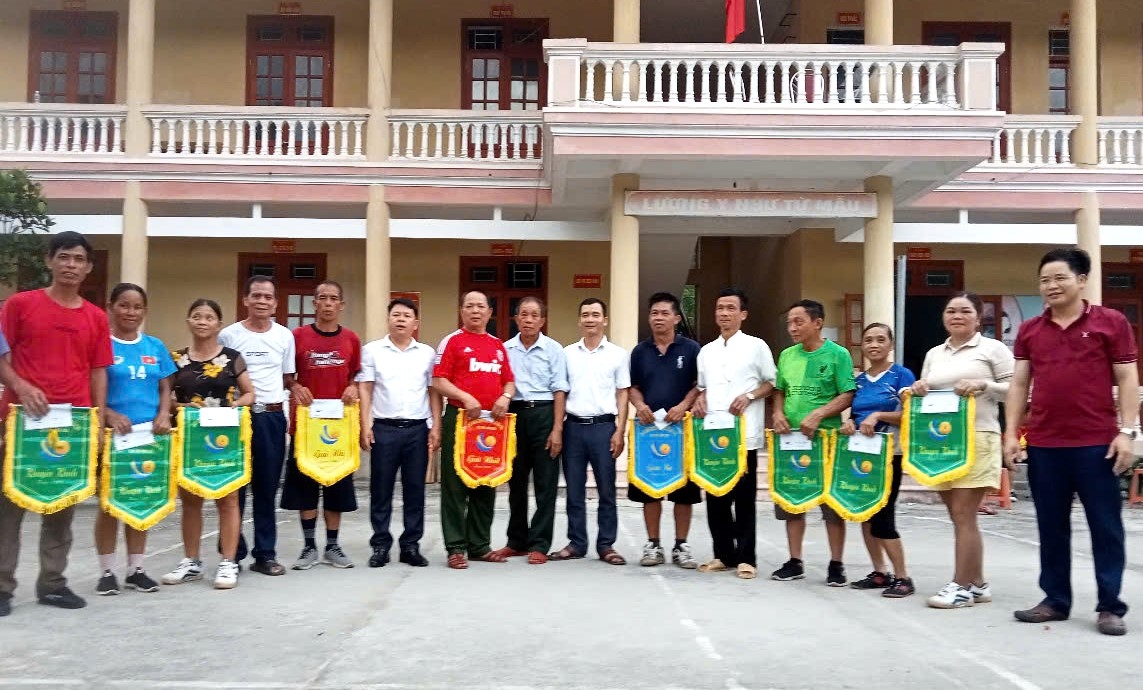 Trao thưởng cho các Đội xuất sắc đoạt giải tại Hội thao NCT xã