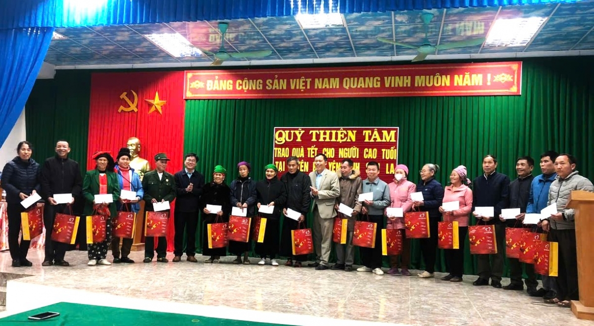 Hội NCT huyện Bắc Yên trao quà của Quỹ Thiện tâm tặng NCT nghèo, hoàn cảnh khó khăn nhân dịp Tết Nguyên đán Ất Tỵ 2025