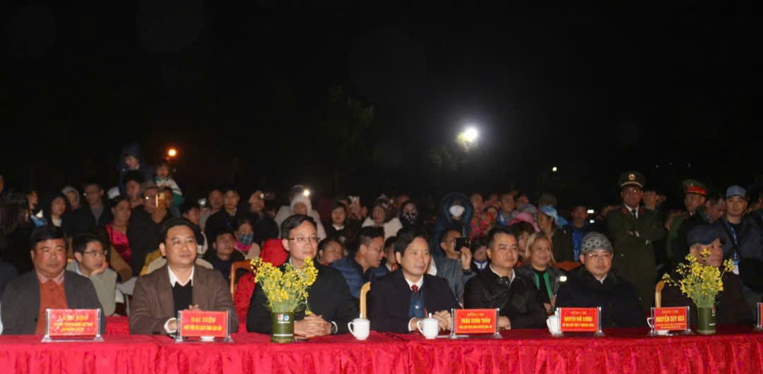 Lễ hội nhảy lửa thu hút đông đảo du khách thăm quan, trải nghiệm