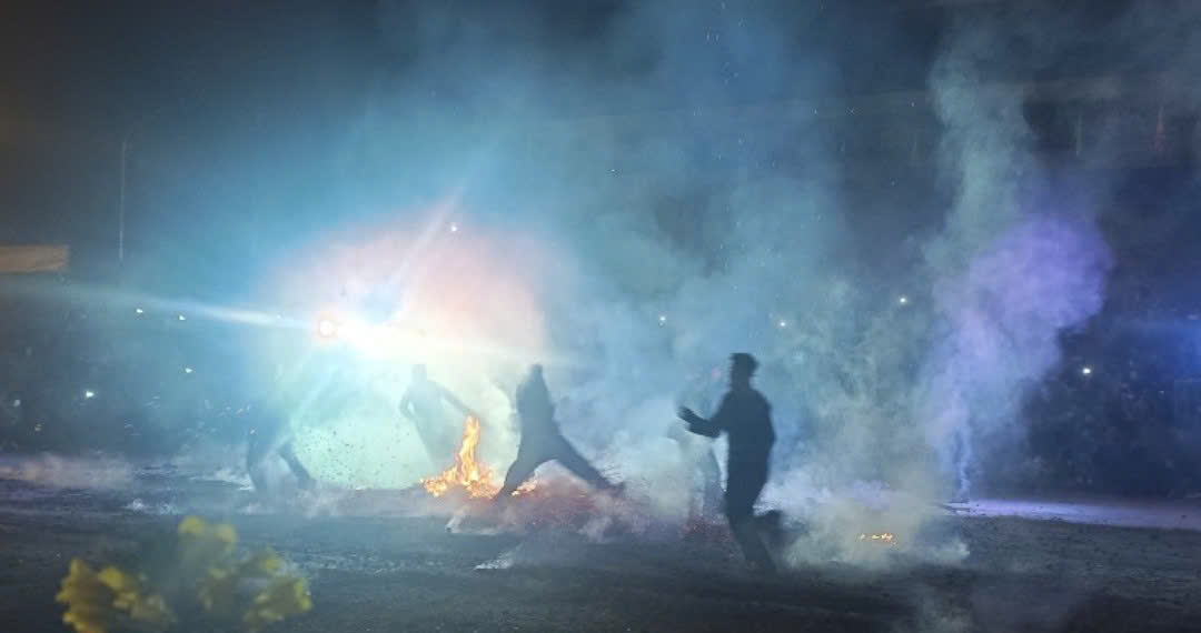 Lễ hội nhảy lửa thu hút đông đảo du khách thăm quan, trải nghiệm