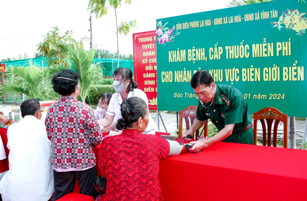Đồn Biên phòng xã Lai Hòa khám bệnh, cấp thuốc miễn phí cho NCTức khỏe định kì cho NCT xã Lai Hòa