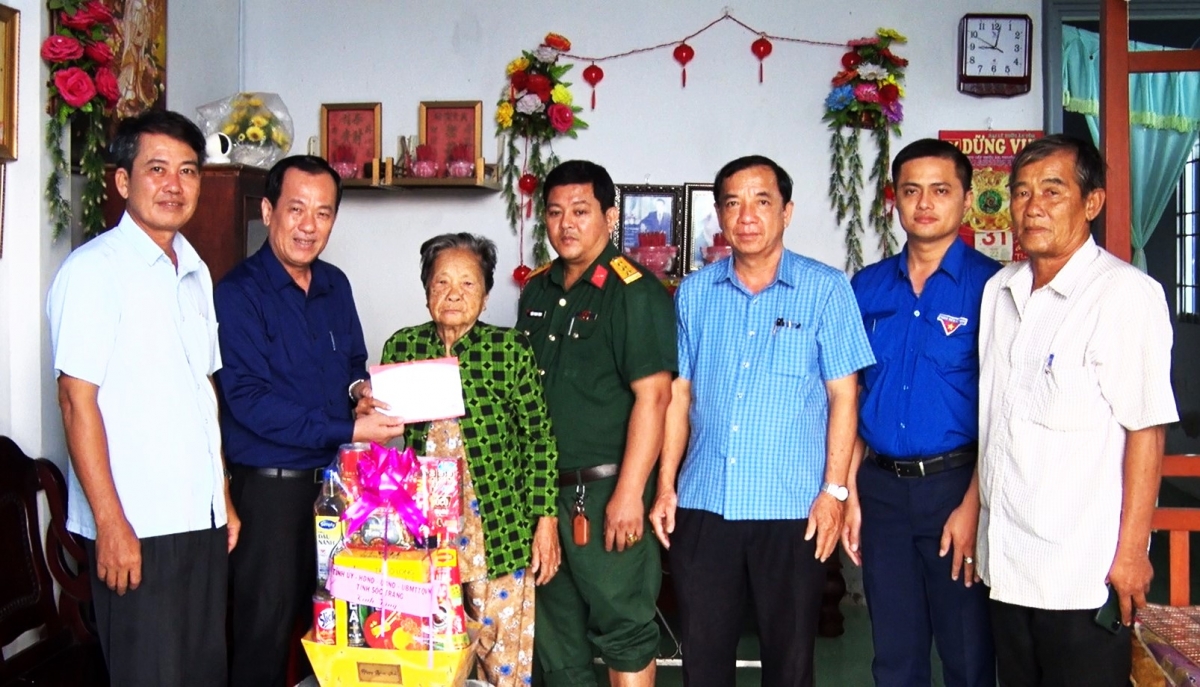 Tặng quà NCT thuộc gia đình chính sách xã Lai Hòa, thị xã Vĩnh Châu, tỉnh Sóc Trăng