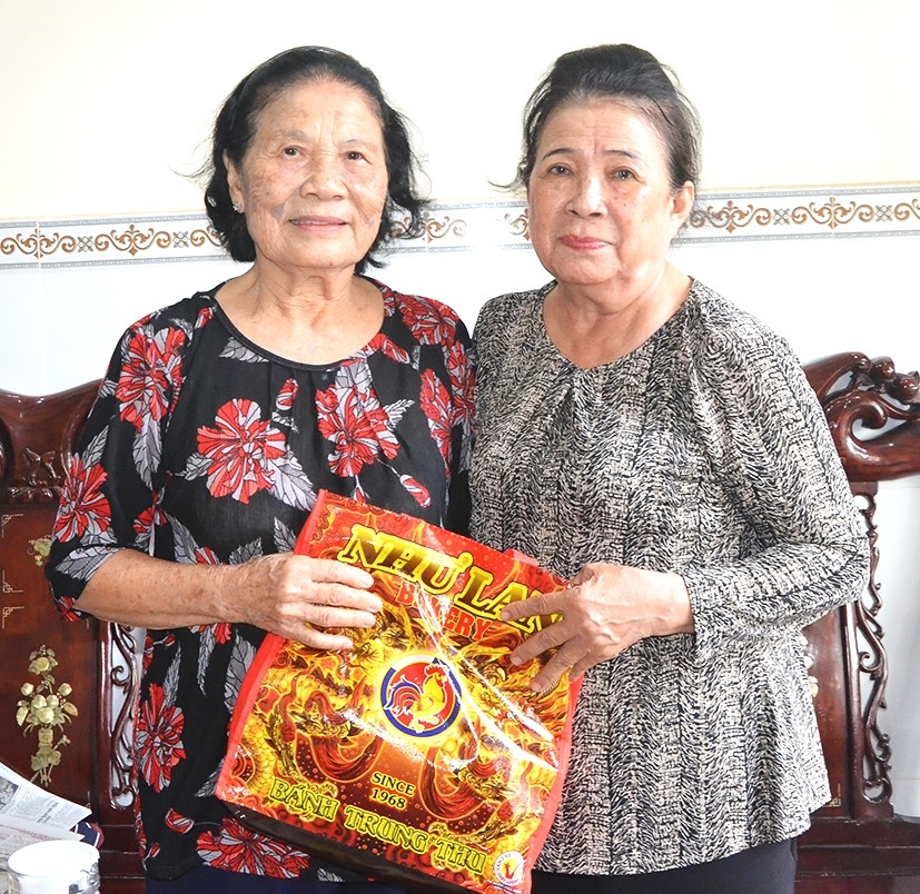 Bà Nguyễn Thị Ngoạn tặng quà hội viên hoàn cảnh khó khăn