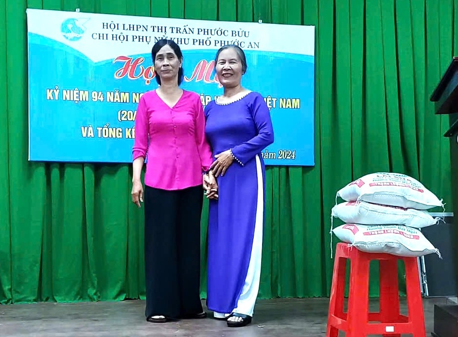 Bà Nguyễn Thị Nhâm (bên phải) tham gia công tác phụ nữ ở cơ sở