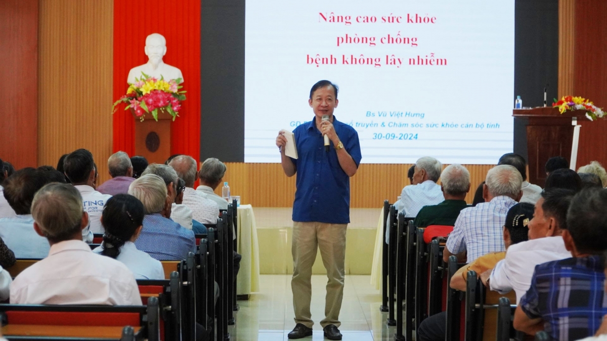 Tập huấn, phổ biến kiến thức chăm sóc sức khỏe cho NCT tỉnh Quảng Bình