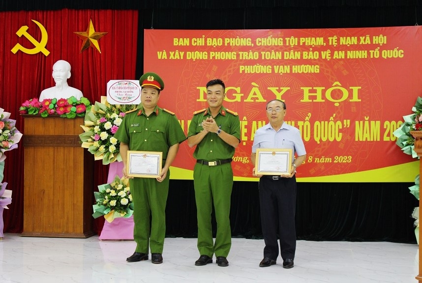 Ông Lương Hữu Chiến (ngoài cùng bên phải) được khen thưởng trong phong trào Toàn dân bảo vệ an ninh tổ quốc năm 2023