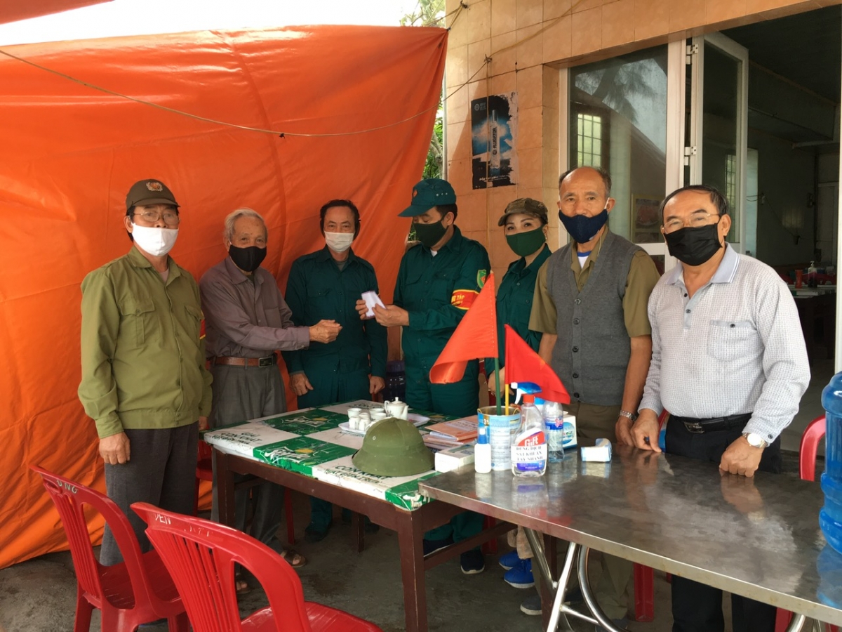 Ông Lương Hữu Chiến (ngoài cùng bên phải) tham gia trực chốt phòng chống Covid-19