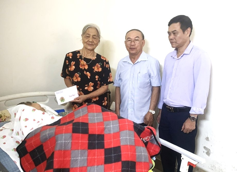 Ông Lương Hữu Chiến tặng quà NCT hoàn cảnh khó khăn nhân Tháng hành động vì NCT Việt Nam năm 2024