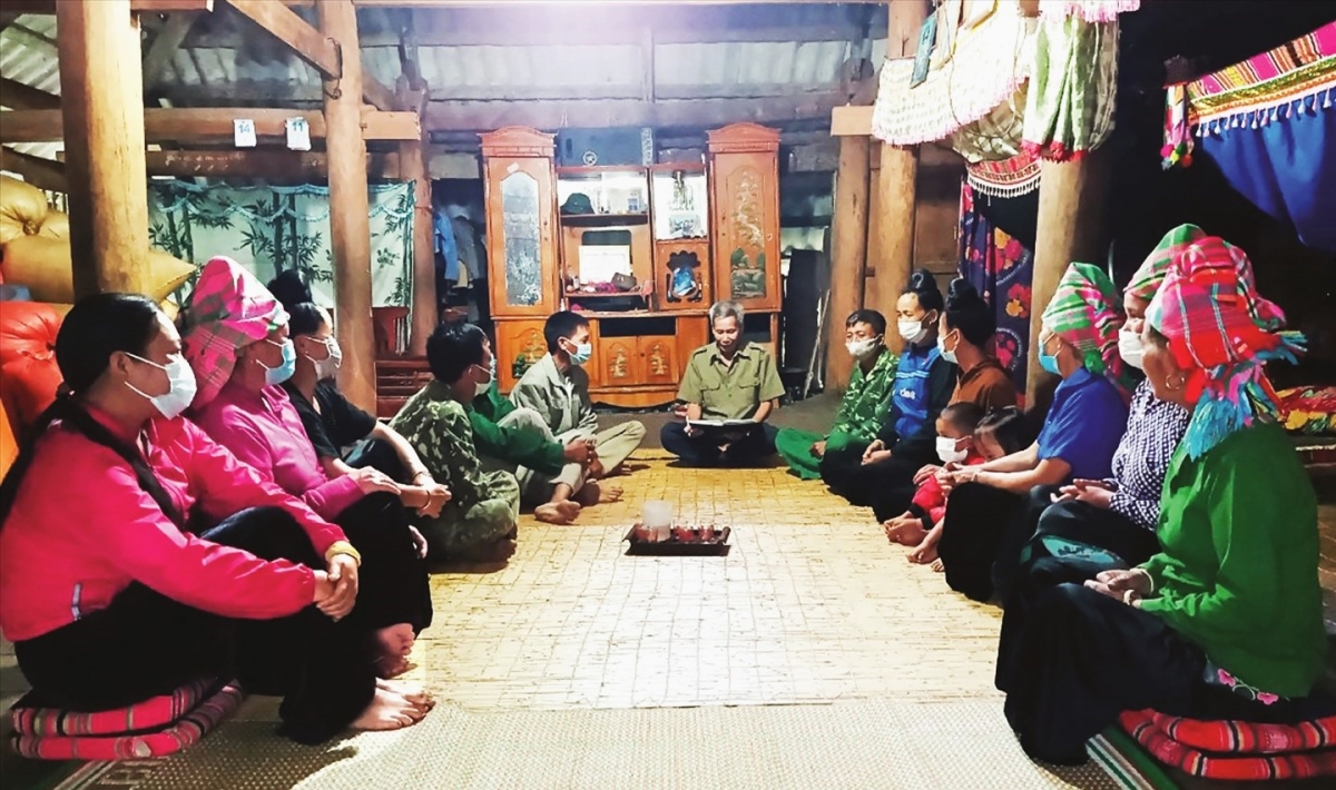 NCT bản Bút Trên, xã Trung Đống tuyên truyền con cháu, gia đình, dòng họ và người dân chấp hành chủ trương, đường lối của Đảng, chính sách, pháp luật của Nhà nước, các quy ước, hương ước ở điịa phương