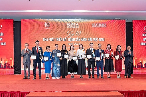 Đại diện các doanh nghiệp được vinh danh top 10 nhà phát triển BĐS hàng đầu Việt Nam tại lễ trao giải