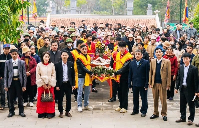 Ông Trần Hằng Mạnh (hàng đầu, thứ 2 từ phải sang) tham gia Lễ hội đền Đầm Sản vào tháng Giêng Xuân Ất Tỵ 2025