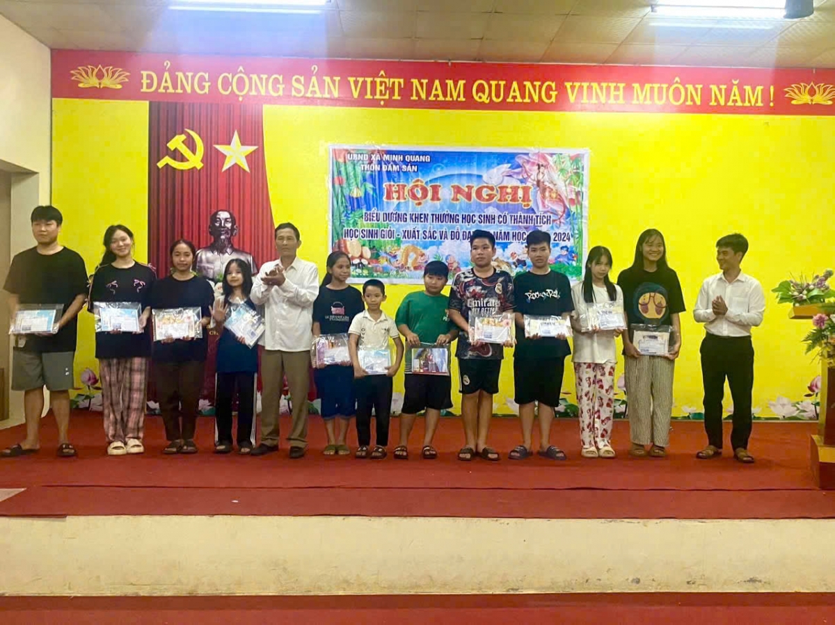 Ông Trần Hằng Mạnh trao thưởng cho học sinh giỏi