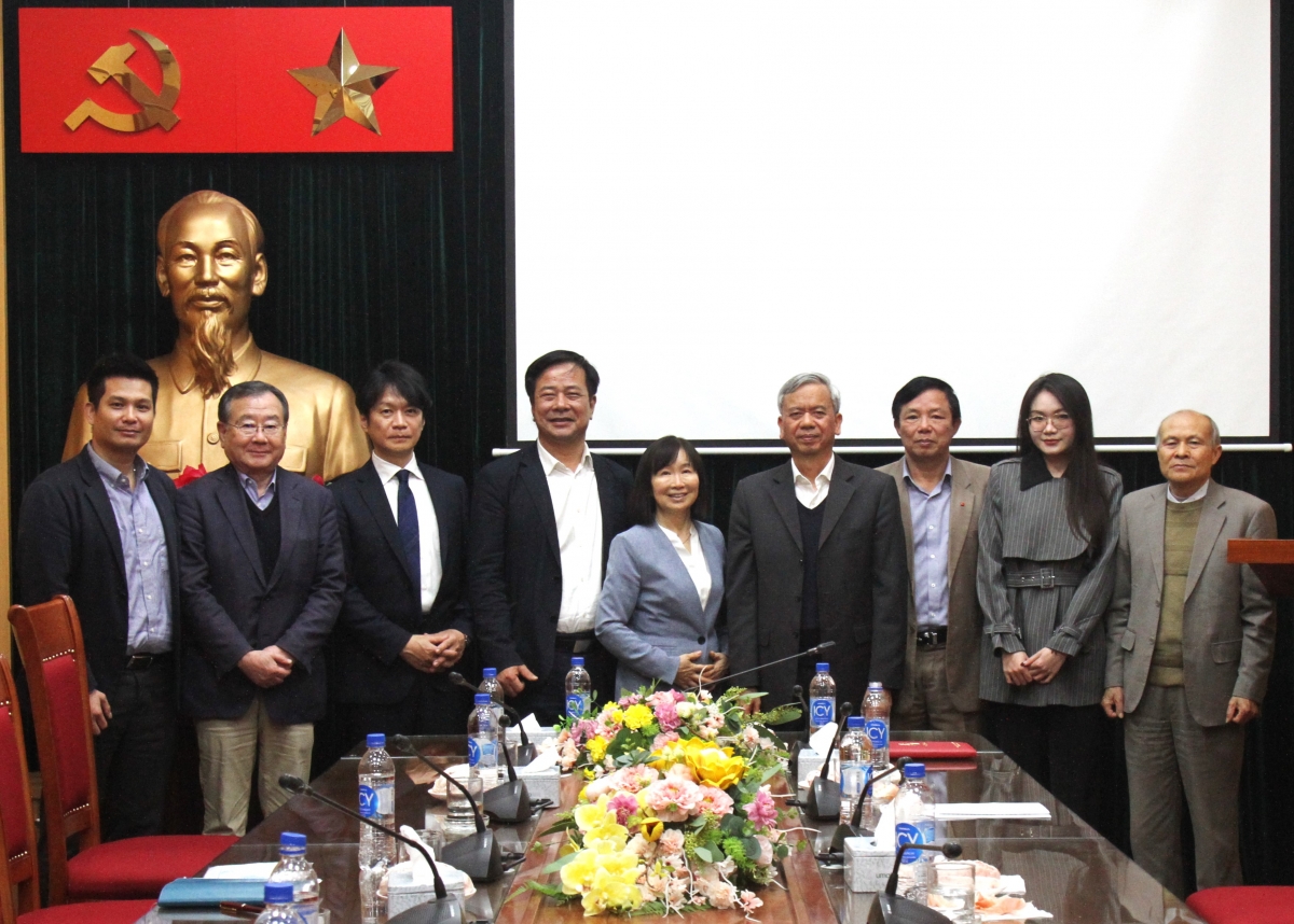 Các đại biểu chụp ảnh lưu niệm