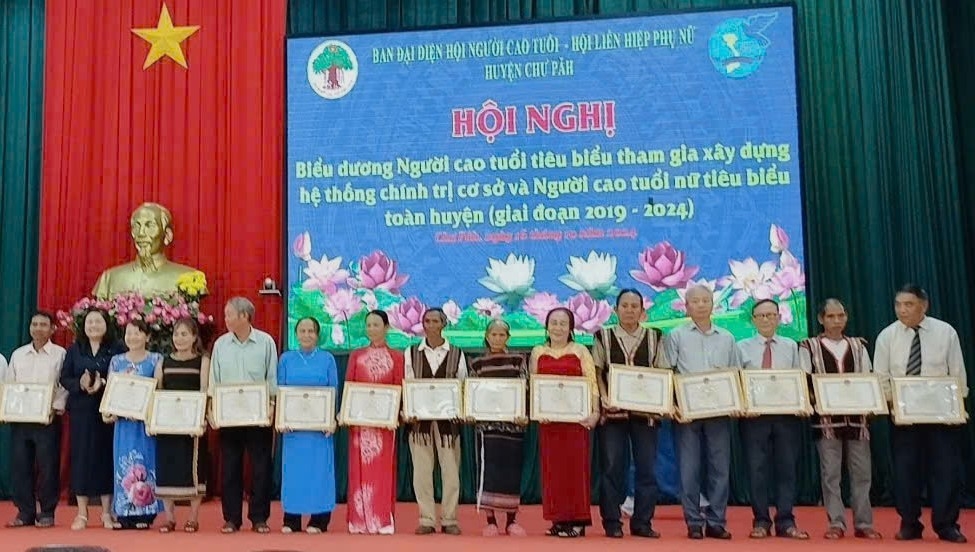 Trao Giấy khen của Chủ tịch UBND huyện Chư Pah cho NCT có thành tích xuất sắc tham gia xây dựng hệ thống chính trị cơ sở giai đoạn 2019 - 2024