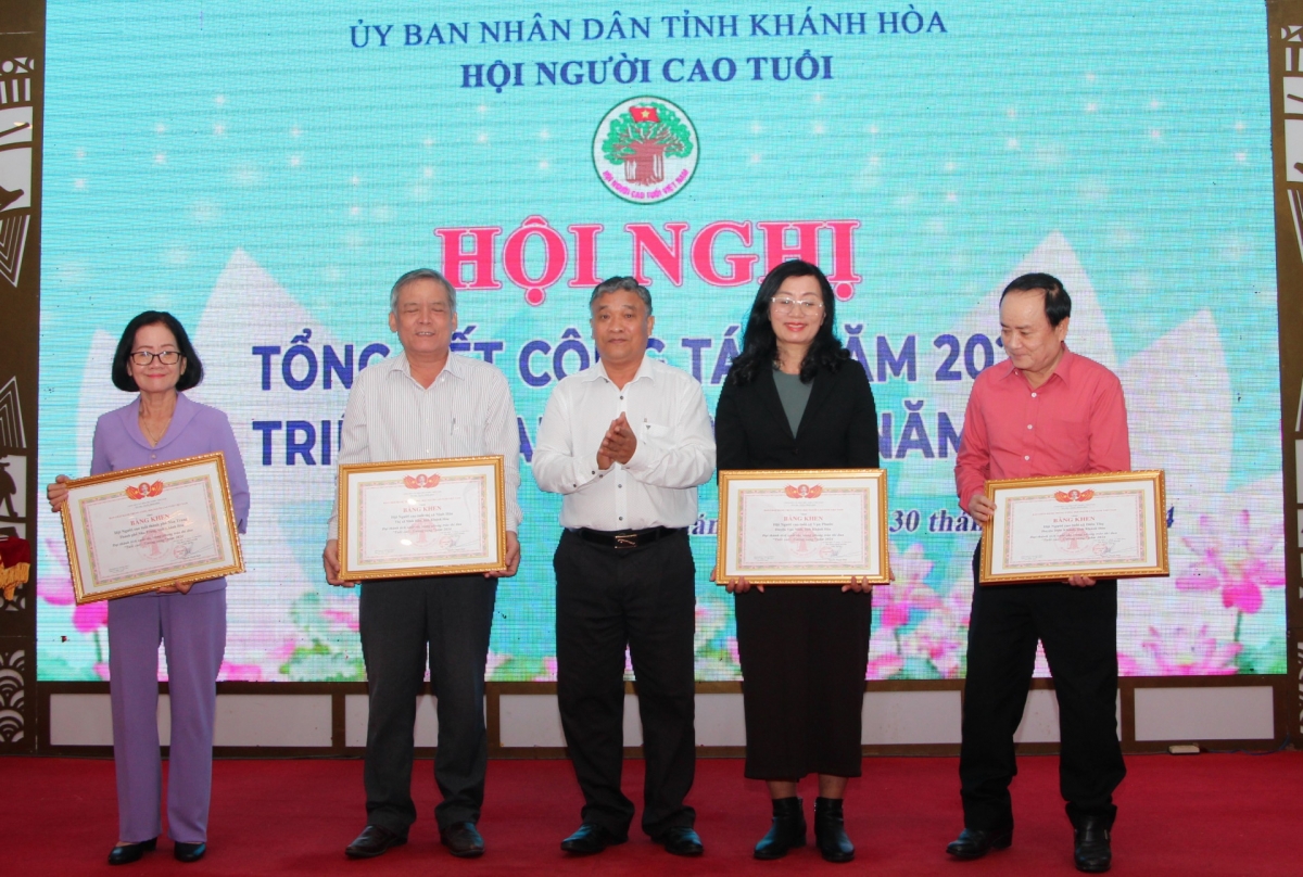 Người cao tuổi tỉnh Khánh Hòa luôn nêu gương sáng trong gia đình, xã hội