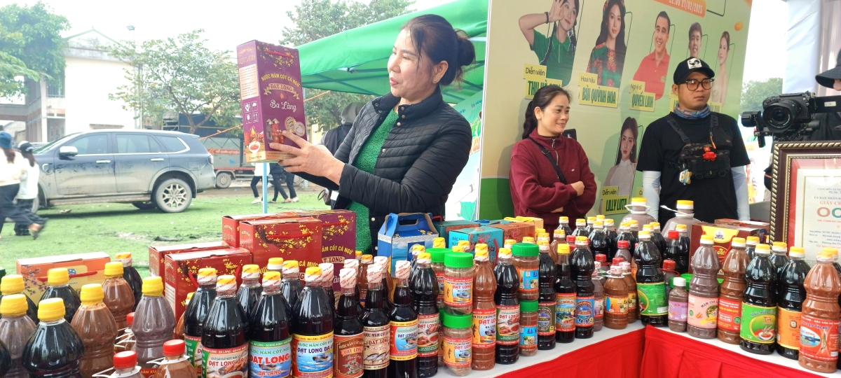 Nước mắm, nem chua cùng nhiều đặc sản Thanh Hóa lên livestream của “Về quê làm giàu”