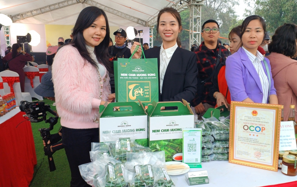 Nước mắm, nem chua cùng nhiều đặc sản Thanh Hóa lên livestream của “Về quê làm giàu”