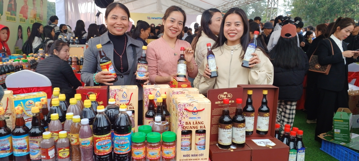 Nước mắm, nem chua cùng nhiều đặc sản Thanh Hóa lên livestream của “Về quê làm giàu”