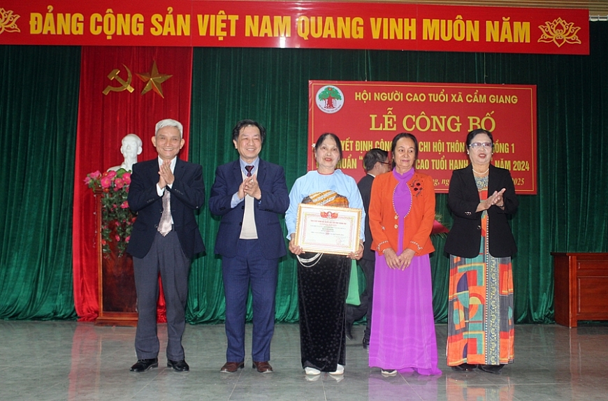 Chi hội NCT thôn Giang Hồng 1 đạt chuẩn Chi hội NCT hạnh phúc