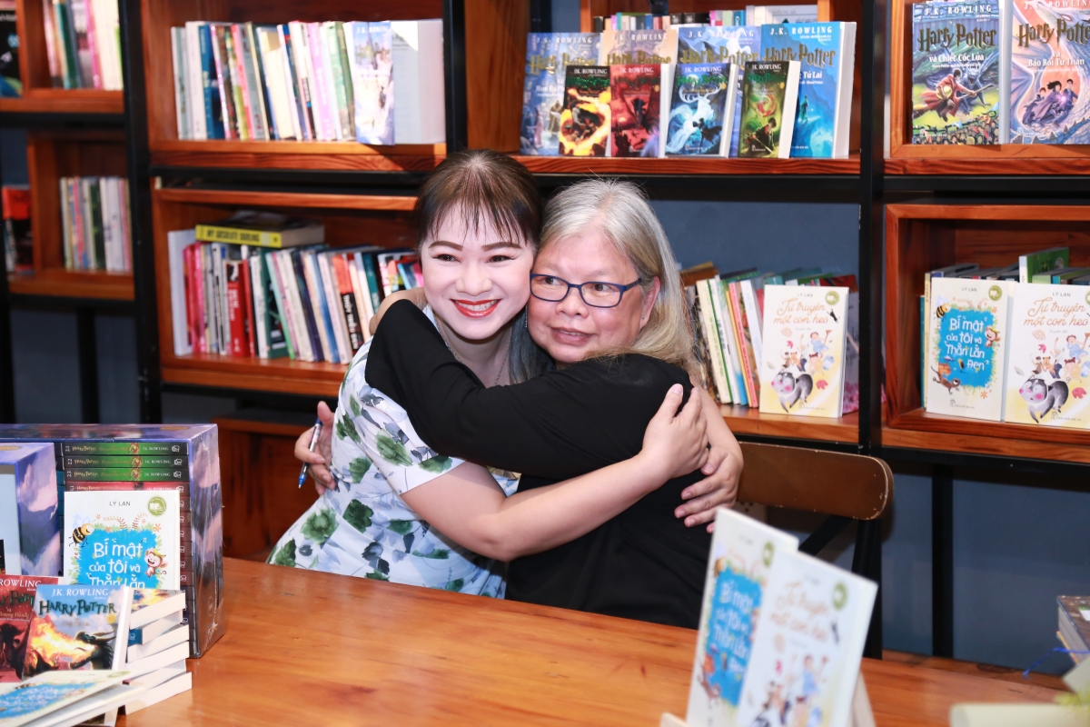 Nhà văn Lý Lan ký tặng và giao lưu cùng độc giả