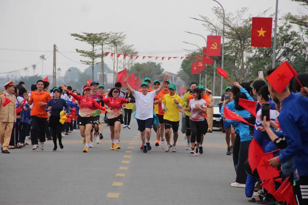 Các vận động viên trong niềm vui về đích