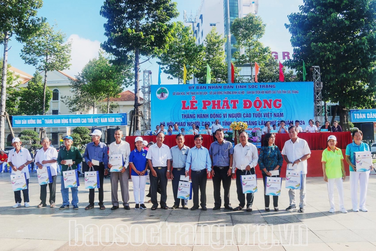 Tặng quà NCT hoàn cảnh khó khăn tỉnh Sóc Trăng nhân Tháng hành động vì NCT Việt Nam năm 2024