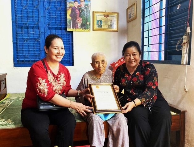 Trao Bằng mừng thọ NCT tỉnh Sóc Trăng