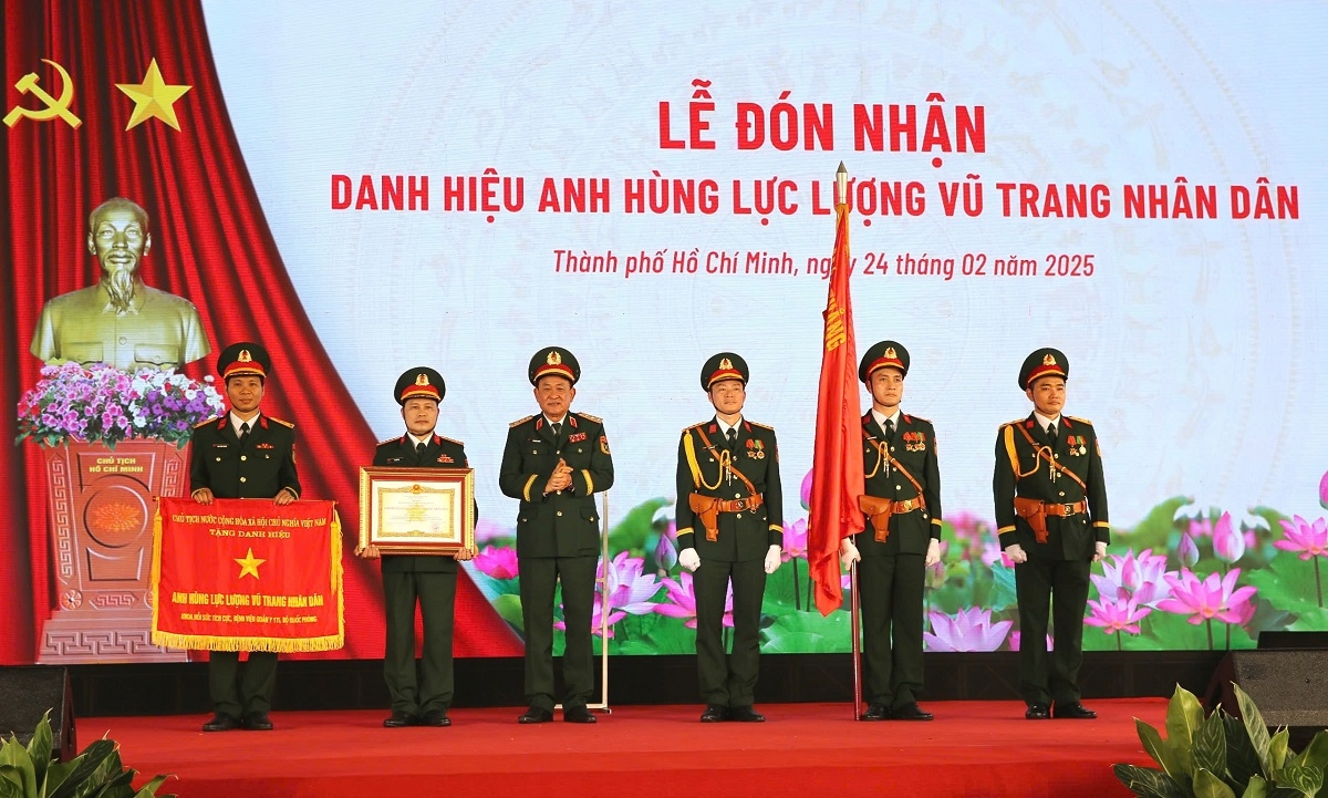 Khoa Hồi sức tích cực đón nhận danh hiệu Anh hùng Lực lượng vũ trang Nhân dân lần 2