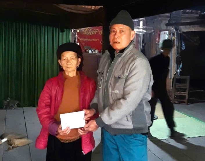 Ông Tháng A Bình tặng quà NCT hoàn cảnh khó khăn xã Yên Minh