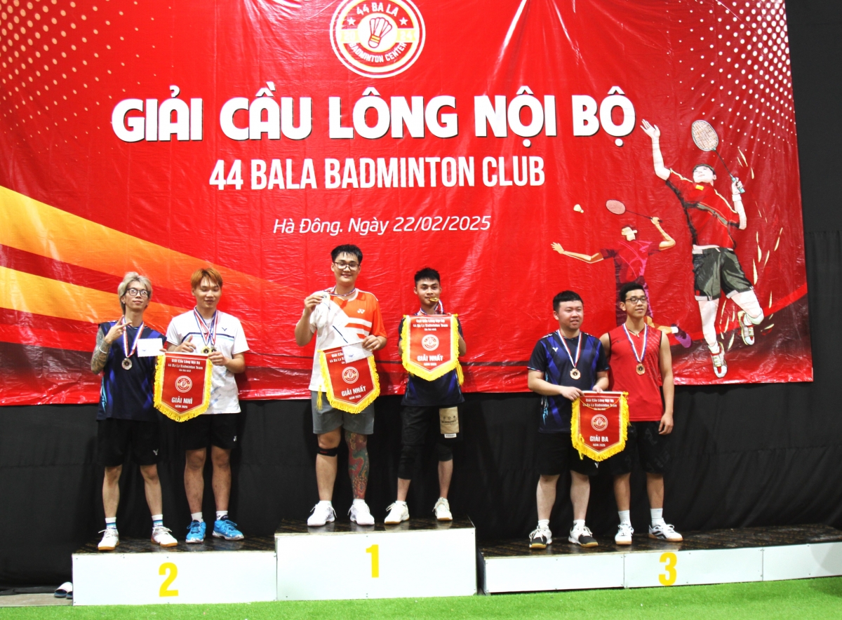 Các đội Nhất, Nhì, Ba đôi nam nhận thưởng