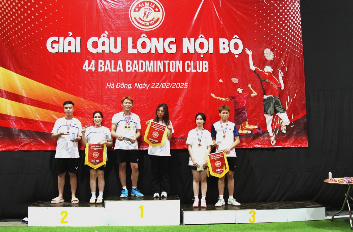 Các đội Nhất, Nhì, Ba đôi nam nữ nhận thưởng