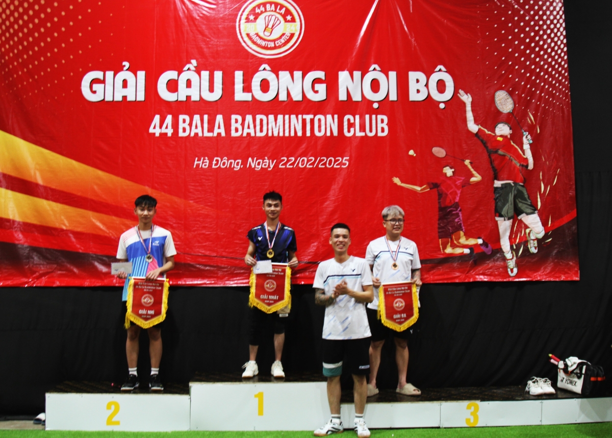 Trưởng ban tổ chức Hoàng Đại Phúc trao thưởng cho các vợt thủ đoạt giải Nhất, Nhì, Ba nội dung đơn nam