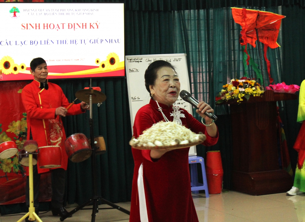 Chủ nhiệm Đào Thị Hoa giới thiệu sản phẩm giá đỗ sạch do CLB tự làm