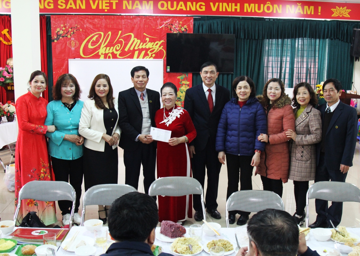 Hội NCT phường tặng quà CLB