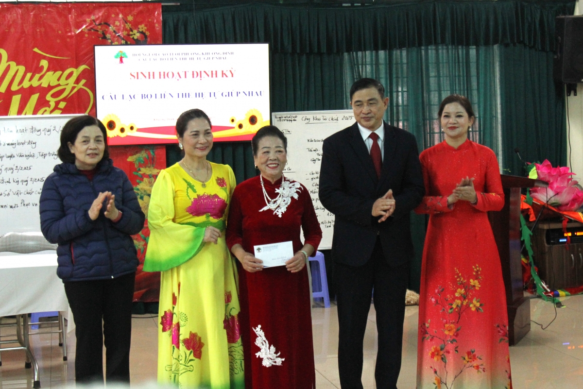 Trung ương Hội NCT Việt Nam tặng quà CLB