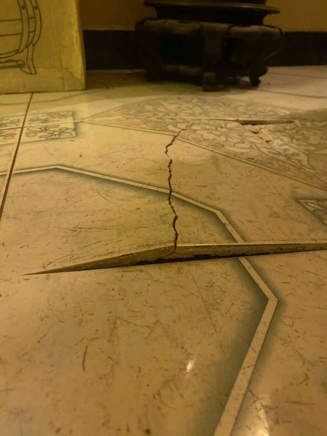 Cần giải quyết dứt điểm vụ nhà số 36 phố Nguyễn Hữu Huân bị công trình xây dựng giáp ranh gây hư hỏng