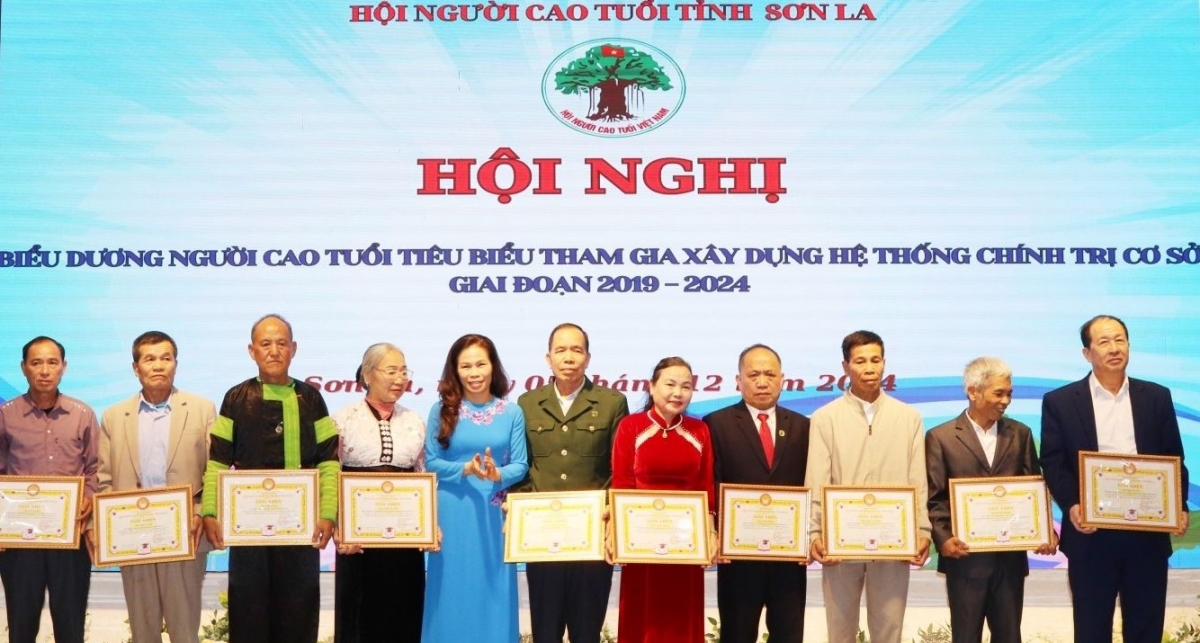 Lãnh đạo Hội Khuyến học tỉnh Sơn La  tặng giấy khen cho các cá nhân