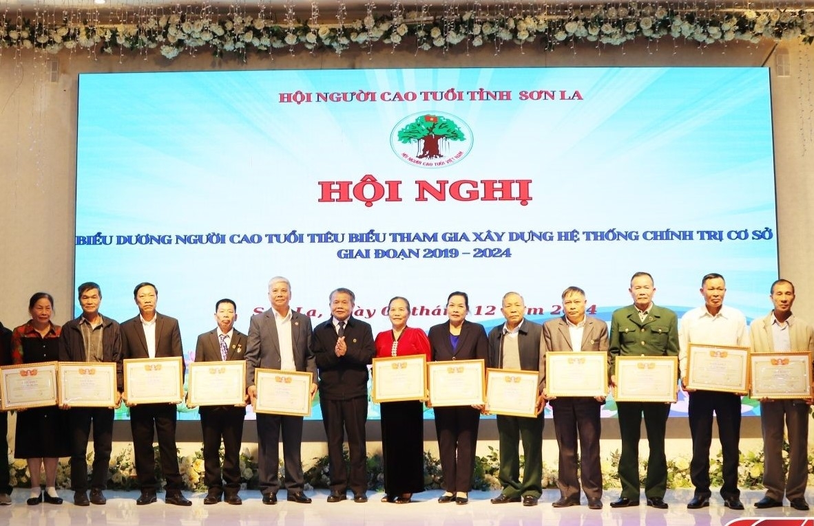 Nhiều người cao tuổi được tôn vinh, khen thưởng